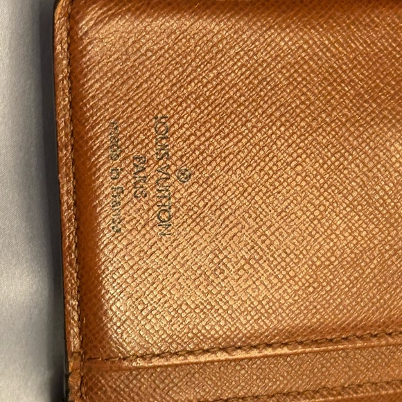 ✨Louis Vuitton KISS LOCK Wallet in great condition except 2 small call-outs✨ - Picture 6 of 17